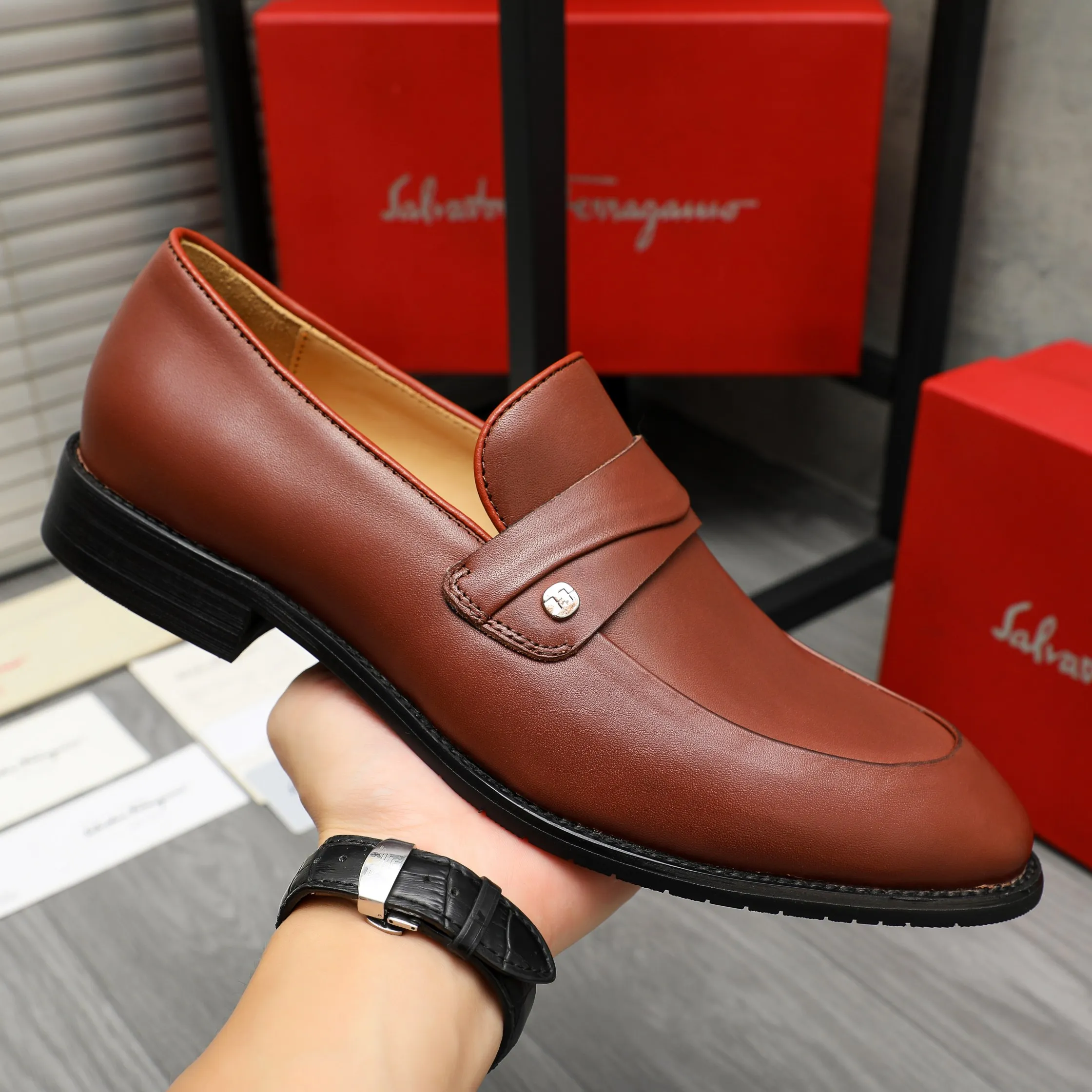 Men's men's shoes💰460 Product trademark: Ferragamo "Ferragamo" business slip-on leather shoes Regular size: 39-44 Product materials: Selected high-quality cowhide upper, cowhide lining, original outsole